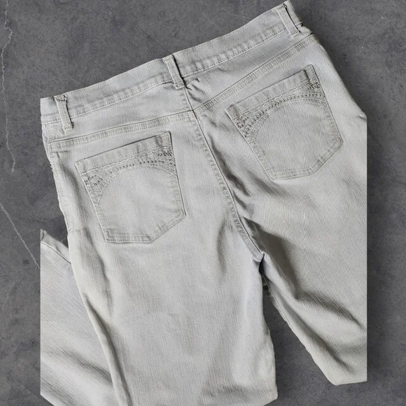 Gloria Vanderbilt Petite Amanda Straight Leg Jeans - Picture 4 of 6